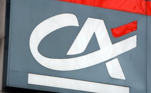 Jusqu'à 2.500 emplois pourraient être supprimés par le groupe Crédit Agricole au niveau mondial, essentiellement dans sa banque d'investissement Cacib qui réunit mercredi un comité d'entreprise, selon des informations publiées par la presse.