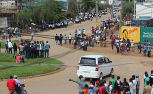 Des personnes se rassemblent à Beni, ville du Nord-Kivu dans l'est de la RDC, après une attaque imputée à des rebelles ougandais aux abords de la ville, le 12 mai 2015