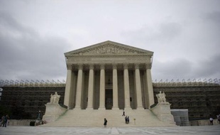 La Cour suprême des Etats-Unis, qui maintient délibérément le suspense sur la question sensible du mariage homosexuel, a fait sa rentrée lundi avec l'examen d'une affaire de complicité d'actes de torture entièrement commis hors des frontières américaines.