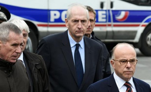 Le préfet de police Michel Cadot entre le procureur François Molins et le ministre de l'Intérieur Bernard Cazeneuve le 18 novembre 2015 à Saint-Denis