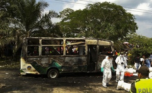 Les corps des enfants qui ont été tués dans l'incendie d'un bus sont extraits, à Fundacion, en Colombie, le 18 mai 2014.