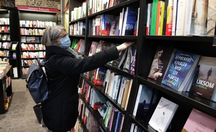 Une dame dans une librairie à Rouen.