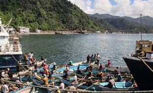 Des pêcheurs dans le ports de Mutsamudu, le 21 mars 2018.