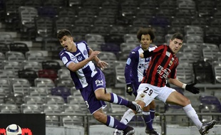 Le milieu de terrain du TFC Zinédine Machach face au défenseur niçois Jérémy Pied, lors d'un match de Ligue 1 le 28 novembre 2015 au Stadium de Toulouse.