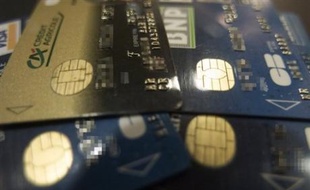 La levée, lundi 1er octobre, de l'interdiction en France du "co-marquage" des cartes bancaires, associant le logo de l'émetteur à celui d'une marque non bancaire, va dépoussiérer un produit qui n'avait que très peu évolué depuis son lancement, et bousculer le marché.