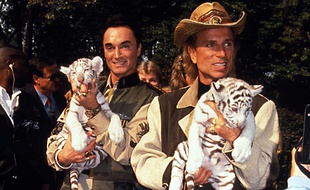 Roy Horn (à gauche) du duo de prestidigitateurs "Siegfried and Roy" est décédé du coronavirus à Las Vegas, a-t-on appris ce samedi.