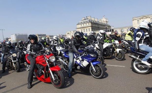 Plusieurs milliers de motards manifestaient dimanche après-midi à Paris pour interpeller les candidats à la présidentielle et protester contre des réformes les concernant