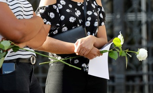 Rassemblement après la mort d'une jeune femme enceinte à Saint-Denis
