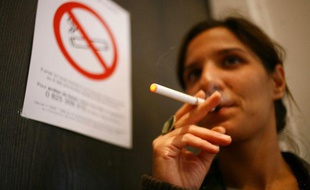 Une femme fume une cigarette électronique au Bourget, le 7 novembre 2007.