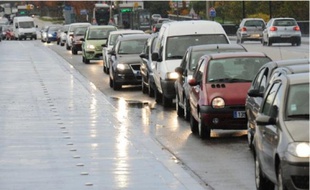42,4 % des axes de Nantes intra-muros seraient « encombrés », d'après Auto Plus.