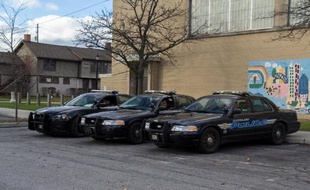 Des voitures de la police de Cleveland (Ohio) sont garées près de l'aire de jeux Cudell, le 24 novembre 2014, deux jours après la mort d'un garçon de 12 ans tué par un policier