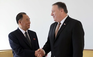 Poignée de mains entre le secrétaire d'Etat américain Mike Pompeo et l'émissaire nord-coréen Kim Yong Chol, en visite à New York, le 31 mai 2018.