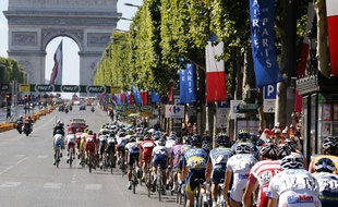 Le peloton du Tour de France à Paris lors de l'arrivée de la dernière étape de l'édition 2012.