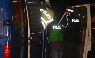 Des policiers allemands fouillent une camionnette, le 26 novembre 2015 à Berlin