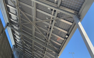 L’ombrière de l’AS Menora avec ses panneaux photovoltaïques. Strasbourg le 15 septembre 2020.