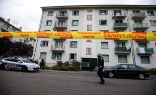 Un périmètre de sécurité a été établi autour de l'immeuble touché par un incendie mortel lundi 2 octobre, à Mulhouse.