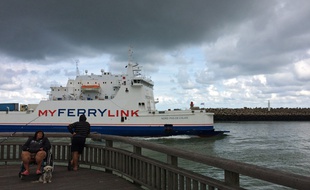 Calais, le 15 aout 2014. Un bateau de la compagnie My Ferry Link entre au port de Calais.