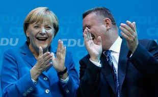 Angela Merkel a remporté un triomphe historique dimanche aux élections législatives allemandes et un troisième mandat d'affilée de chancelière, frôlant la majorité absolue au Bundestag, selon les résultats officiels provisoires.