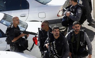 Des membres des forces de sécurité israéliennes à l'extérieur de la synagogue attaquée à Jérusalem Ouest le 18 novembre 2015