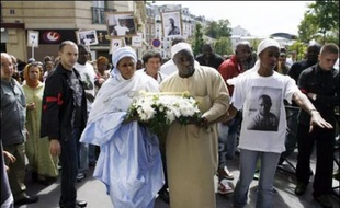 Plusieurs centaines de personnes ont défilé en silence dimanche après-midi dans le XXe arrondissement de Paris pour exiger que toute la lumière soit faite sur les circonstances de la mort, le 17 juin, d'un jeune homme alors que la police était présente.
