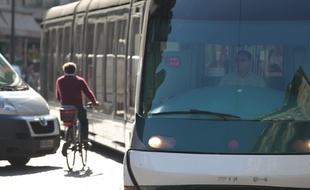 Entre transports en commun, voitures et piétons, la vie de cycliste n'est pas de tout repos et demande une grande vigilance à Strasbourg.