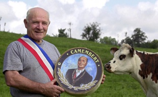 Le 11 juillet 2002, le maire RPR de Camembert, Jean Gaubert, agriculteur et producteur de lait, pose - avec une vache et de l'herbe chatoyante- à Camembert, avec la boîte du fromage dont l'étiquette est à l'effigie du président Jacques Chirac
