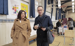 Anne Hidalgo à la sortie des urnes, dimanche 15 mars.