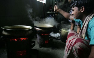 Un cuisinier indien prépare un repas avec un réchaud à charbon dans un restaurant de Mumbai, en Inde, en juillet 2007.