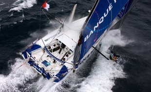 Armel Le Cléac'h (Banque Populaire) continuait de mener la danse mardi soir dans le Vendée Globe, devant François Gabart (Macif/2e) et Jean-Pierre Dick (Virbac-Paprec 3/3e), le trio de Français étant talonné par le Suisse Bernard Stamm (Cheminées Poujoulat/4e).