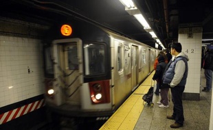 La photo, publiée en Une d'un quotidien, d'un homme qui allait mourir peu après happé par un métro a provoqué mardi l'indignation à New York, tant en raison de sa publication que pour le fait que personne n'ait cherché à aider la victime poussée sur la voie.