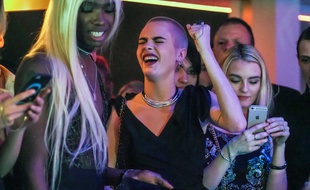 Cara Delevingne rigole.