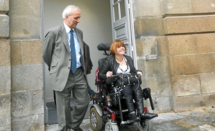 Daniel Delaveau et Sandrine ont testé le nouvel accès à l'hôtel de ville.