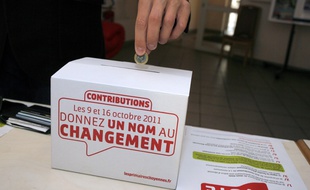 Un électeur donne 1 euro à la primaire socialiste, le 9 octobre 2011 à Bordeaux.
