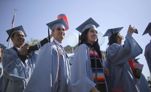 Des étudiants de l'université Colombia, à New-York, reçoivent leur diplôme.