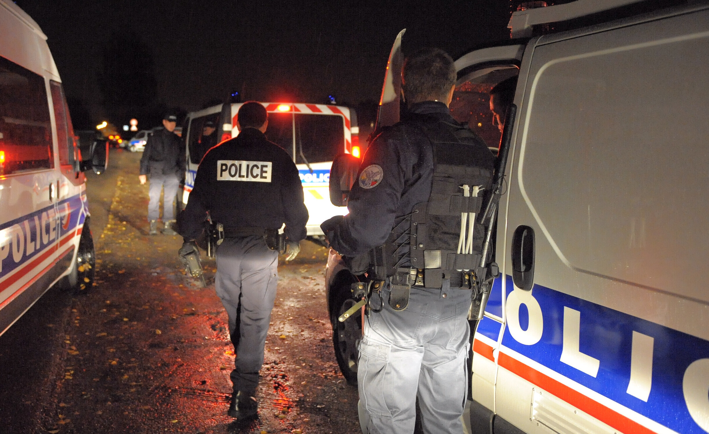 Des policiers la nuit. (Illustration)