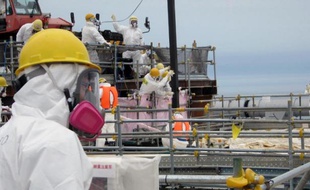 Photo publiée par Tepco le 18 juillet 2013 et montrant des ouvriers à l'oeuvre dans la centrale accidentée de Fukushima