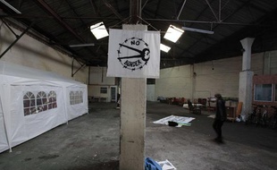L'association d'aide aux sans papiers No Border a loué un hangar pour y accueillir des migrants, en févreier 2010, à Calais.