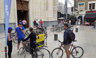 Un parc à vélos surveillé installé vers le Grand Hôtel Dieu à Lyon, lors de la piétonisation de la presqu'île.
