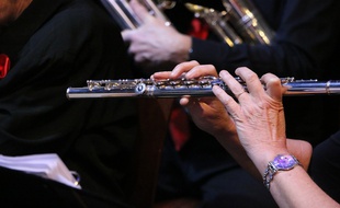 Elizabeth Rowe, première flûtiste dans un orchestre, affirme être moins payée que les hommes.