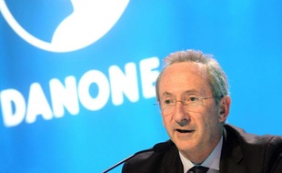 Quatrième en 2008, le PDG de Danone, Franck Riboud, garde la même place en 2009. Le patron du leader mondial de l’agroalimentaire a ainsi touché 5,9 millions d’euros. Son groupe s’est de son côté plutôt bien sorti de la crise économique avec une hausse de 3,2% de son chiffre d’affaires l’année dernière.
A côté de son salaire fixe (1 million d’euros), Franck Riboud a reçu une rémunération variable et un bonus de 3,3 millions d’euros et pour 1,5 million d’euros de stock-options.