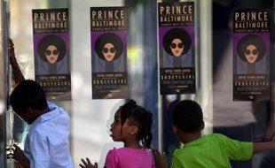 Des affiches du concert du chanteur américain Prince à Baltimore, dans le Maryland, le 10 mai 2015