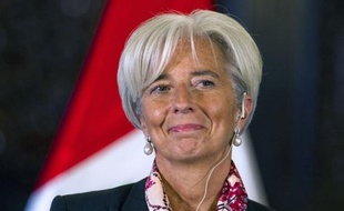La directrice du Fond monétaire international (FMI) Christine Lagarde a démenti mercredi une nouvelle fois des discussions avec l'Espagne ou l'Italie sur un éventuel prêt dans le cadre de la crise de la dette, mais s'est dite prête à examiner des demandes en ce sens.