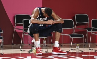 Rudy Gobert dépité sur le banc des Bleus après la défaite en finale contre les USA.