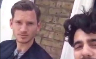 Un fan d'Arsenal se moque du joueur de Tottenham Jan Vertonghen.
