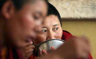 Une nonne tibétaine est décédée après avoir mis le feu à ses vêtements la semaine dernière dans le sud-ouest de la Chine pour protester contre la tutelle de Pékin et la répression de la culture et de la religion tibétaines, a rapporté jeudi une ONG.