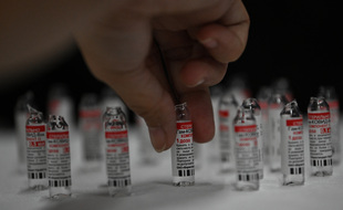 Des doses du vaccin russe contre le Covid-19, Sputnik V, prises ici dans un centre de Manille, aux Philippines.