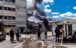 De nouvelles attaques en Ukraine, qui évacue le front est
