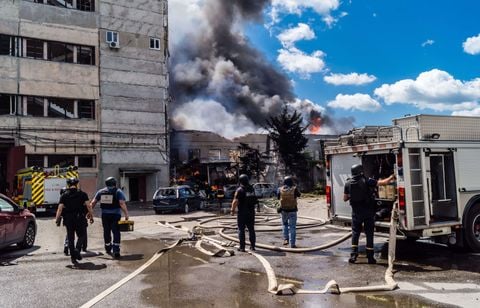 De nouvelles attaques en Ukraine, qui évacue le front est