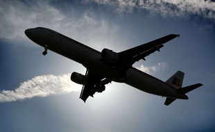 Illustration d'un avion dans les airs.