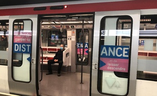 Illustration dans une rame de métro à Lyon.